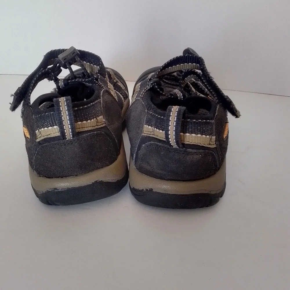 Keen Newport H2 closed toe sandal size 4
